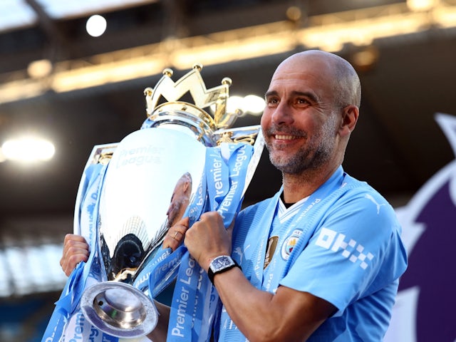 L'entrenador del Manchester City, Pep Guardiola, celebra amb el trofeu després de guanyar la Premier League el 19 de maig de 2024
