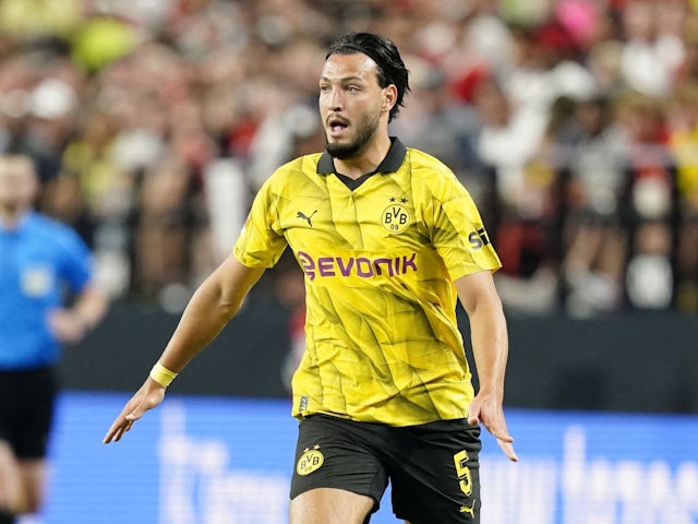 Ramy Bensebaini del Borussia Dortmund en acció el 30 de juliol de 2023