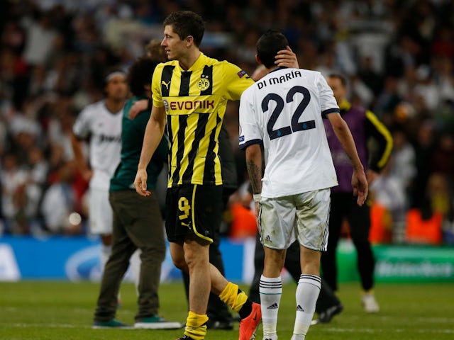 Robert Lewandowski del Borussia Dortmund consola l'Àngel Di Maria del Reial Madrid després de la tornada de la semifinal de la Lliga de Campions el 30 d'abril de 2013