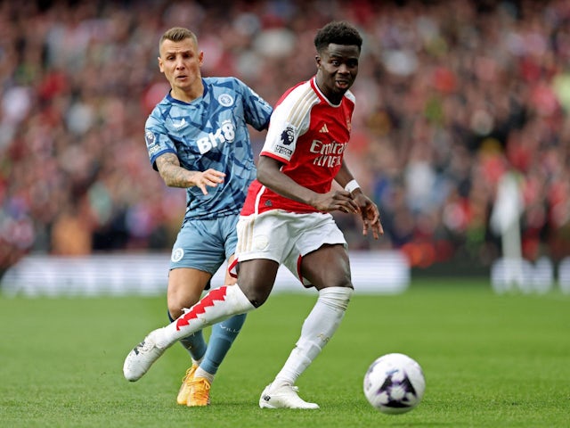 Lucas Digne de l'Aston Villa en acció amb Bukayo Saka de l'Arsenal el 14 d'abril de 2024