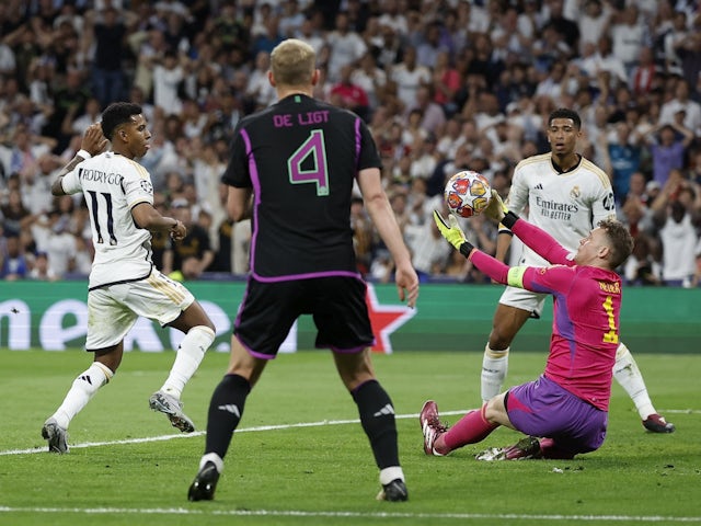 Manuel Neuer del Bayern de Munic salva de Rodrygo del Reial Madrid el 8 de maig de 2024