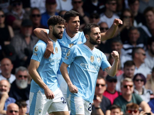 Josko Gvardiol del Manchester City celebra el seu primer gol amb Rodri i Bernardo Silva l'11 de maig de 2024