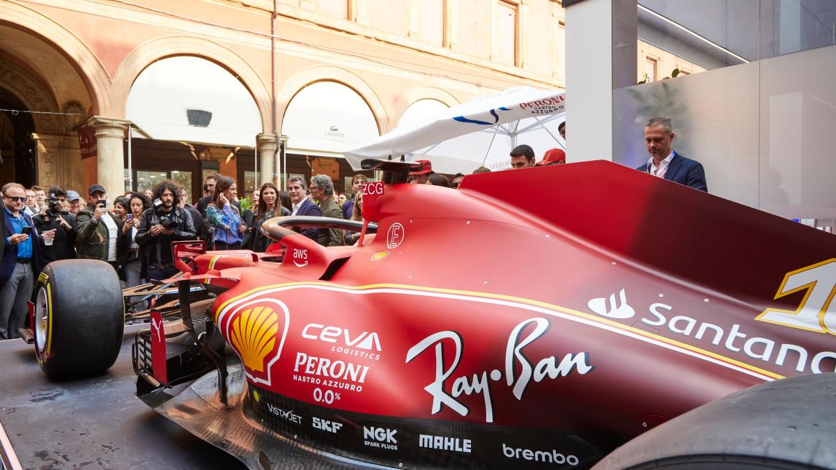 Imola, l'expectació per Ferrari creix: a Bolonya els aficionats saluden a Vasseur i SF-24