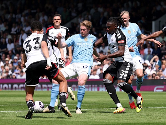 Kevin De Bruyne del Manchester City en acció amb Antonee Robinson i Calvin Bassey del Fulham l'11 de maig de 2024