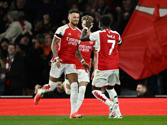 Ben White de l'Arsenal celebra el seu segon gol amb Martin Odegaard i Bukayo Saka el 23 d'abril de 2024