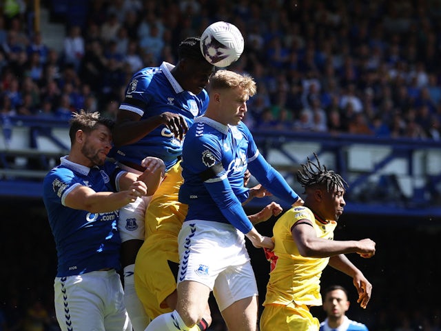 Amadou Onana de l'Everton en acció contra el Sheffield United l'11 de maig de 2024