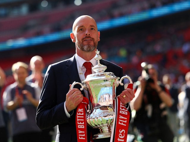 L'entrenador del Manchester United, Erik ten Hag, celebra amb el trofeu després de guanyar la FA Cup el 25 de maig de 2024