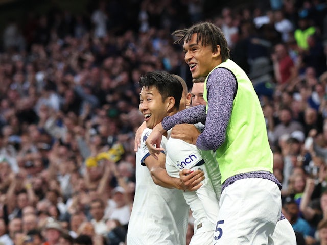 Son Heung-min de Tottenham Hotspur celebra el seu primer gol amb Ashley Phillips el 30 de setembre de 2023
