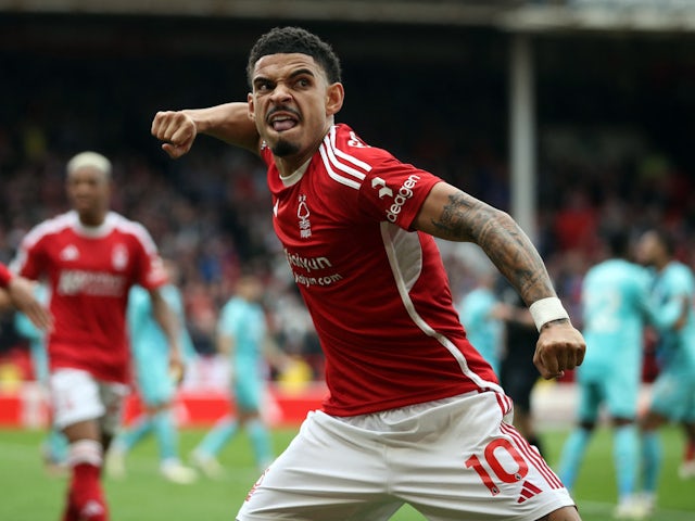 Morgan Gibbs-White de Nottingham Forest celebra el gol contra Wolverhampton Wanderers el 13 d'abril de 2024