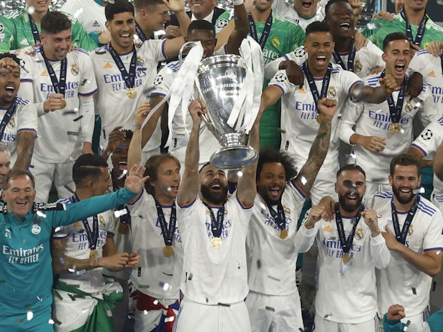 Els jugadors del Reial Madrid aixequen la Lliga de Campions el 28 de maig de 2022