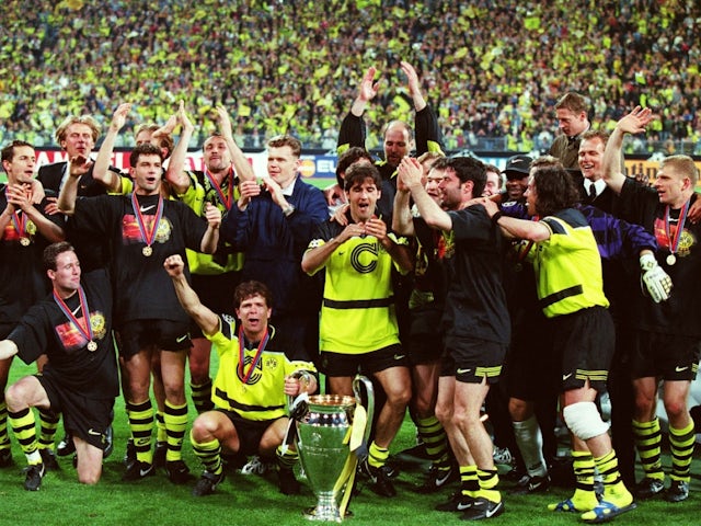 El Borussia Dortmund celebra amb el trofeu després de guanyar la final de la Champions el 28 de maig de 1997