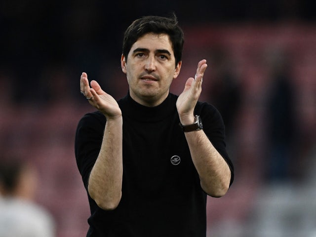 L'entrenador del Bournemouth, Andoni Iraola, aplaudeix els aficionats després del partit del 13 d'abril de 2024