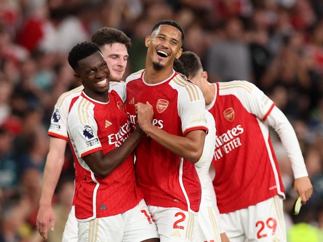 Eddie Nketiah i William Saliba de l'Arsenal celebren després del partit del 8 d'octubre de 2023