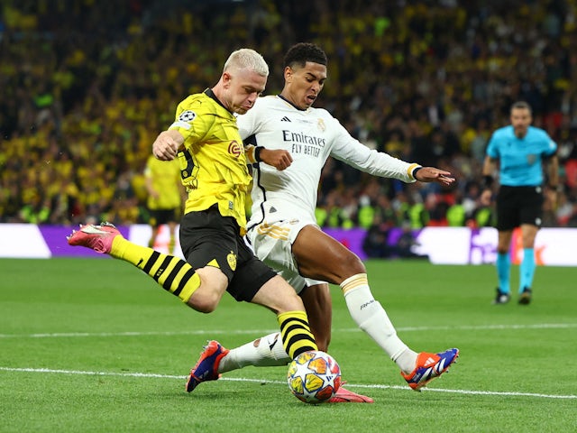 Julian Ryerson del Borussia Dortmund en acció amb Jude Bellingham del Reial Madrid l'1 de juny de 2024