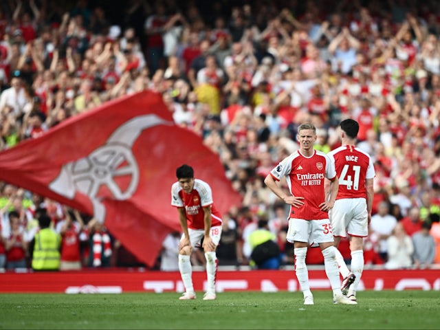 Takehiro Tomiyasu i Oleksandr Zinchenko de l'Arsenal reaccionen després del partit del 19 de maig de 2024