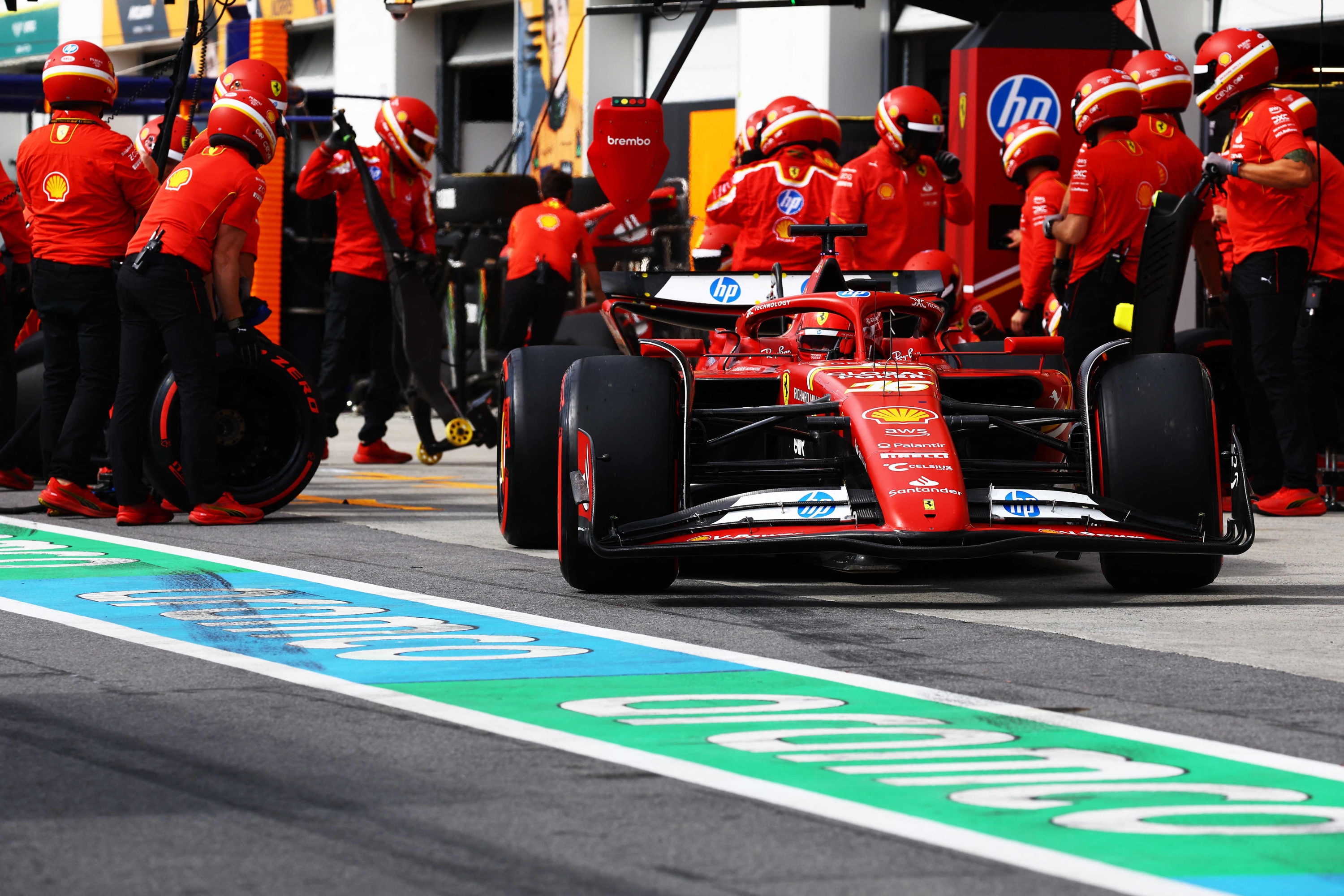 MONTREAL, QUEBEC - 08 DE JUNY: Charles Leclerc de Mònaco conduint el (16) Ferrari SF-24 fa una parada en boxes durant la classificació abans del Gran Premi de F1 del Canadà al Circuit Gilles Villeneuve el 8 de juny de 2024 a Mont-real, Quebec.  Mark Thompson/Getty Images/AFP (Foto de Mark Thompson/GETTY IMAGES NORD AMÈRICA/Getty Images via AFP)