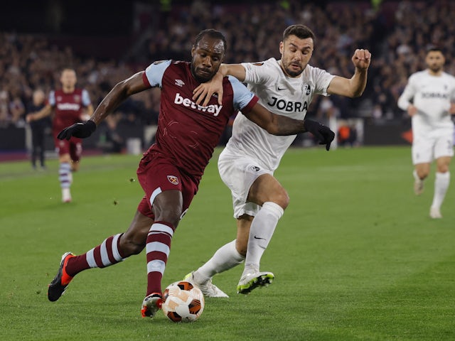 Manuel Gulde de Friburg en acció amb Kurt Zouma del West Ham United el 14 de març de 2024