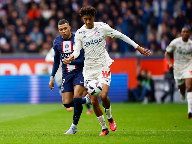 La defensa del Lille Leny Yoro en acció amb Kylian Mbappe del Paris Saint-Germain el febrer de 2023