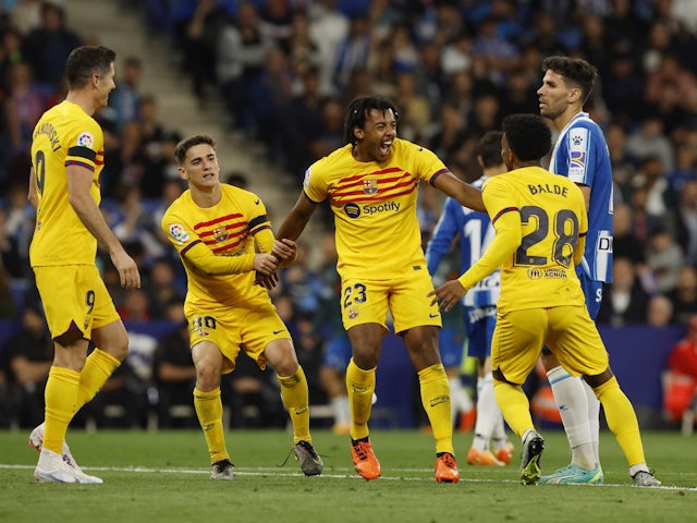 El barceloní Jules Kounde celebra el gol contra l'Espanyol el 14 de maig de 2023