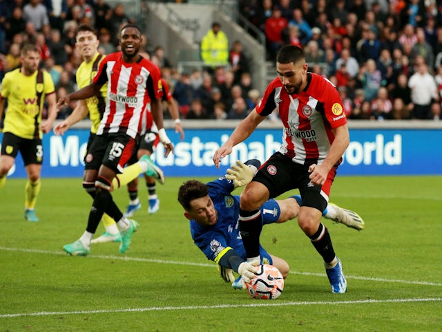 Neal Maupay de Brentford en acció amb James Trafford de Burnley el 21 d'octubre de 2023