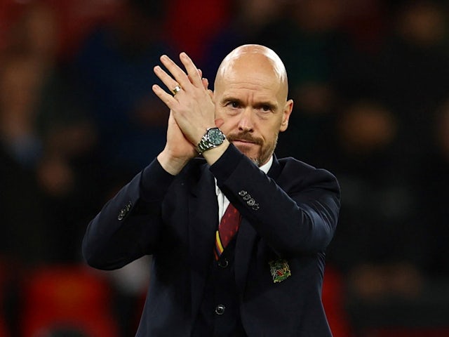 L'entrenador del Manchester United, Erik ten Hag, aplaudeix els aficionats després del partit del 15 de maig de 2024