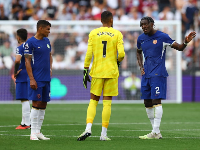 Thiago Silva, Robert Sanchez i Axel Disasi del Chelsea semblen abatuts després que Michail Antonio marqués al West Ham United el 20 d'agost de 2023.