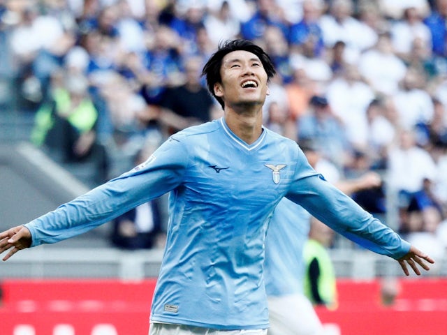 Daichi Kamada de Lazio celebra el seu primer gol el 19 de maig de 2024