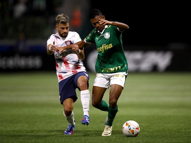 Luis Guilherme de Palmeiras en acció amb Ivan Leguizamon de San Lorenzo el 30 de maig de 2024
