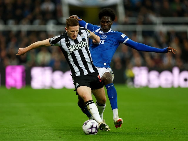 Elliot Anderson del Newcastle United en acció amb Amadou Onana de l'Everton el 2 d'abril de 2024