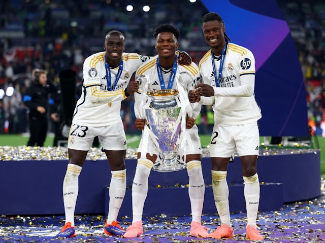 Ferland Mendy, Aurelien Tchouameni i Eduardo Camavinga del Reial Madrid celebren amb el trofeu després de guanyar la Lliga de Campions l'1 de juny de 2024