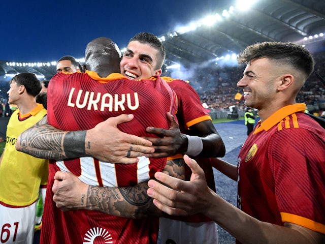 Gianluca Mancini de la Roma celebra amb Romelu Lukaku després del partit del 6 d'abril de 2024