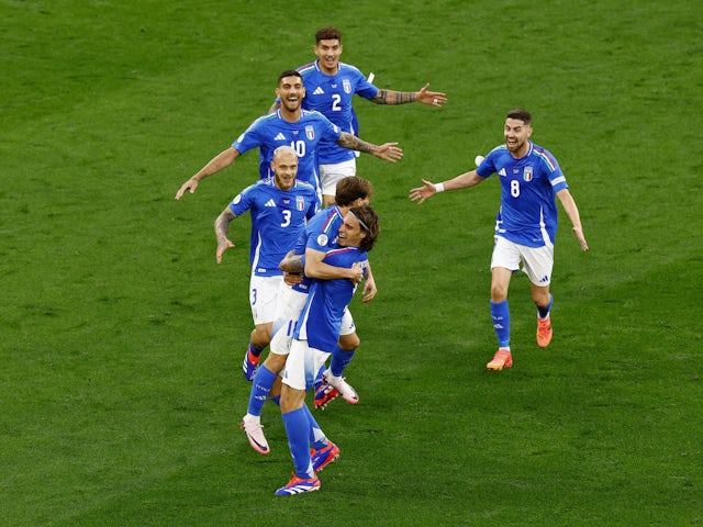 L'italià Nicolo Barella celebra el seu segon gol amb Riccardo Calafiori i els seus companys el 15 de juny de 2024