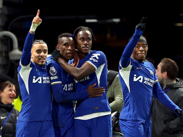 Nicolas Jackson del Chelsea celebra el seu quart gol amb Noni Madueke, Malo Gusto i Trevoh Chalobah el 15 d'abril de 2024