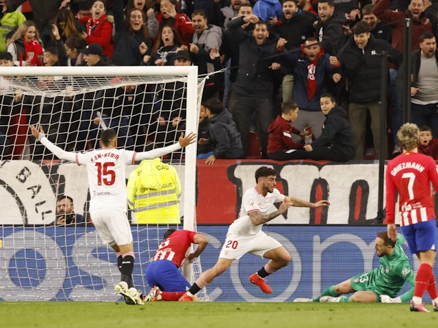 Isaac Romero celebra el gol del Sevilla contra l'Atlètic de Madrid l'11 de febrer de 2024.