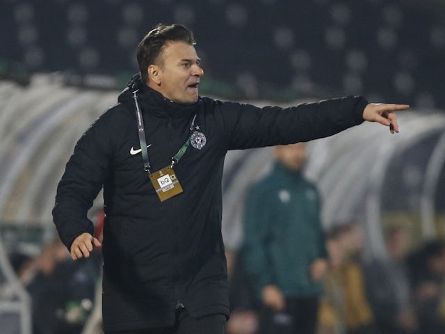 L'entrenador del Partizan Belgrad, Aleksandar Stanojevic, reacciona el 24 de febrer de 2022